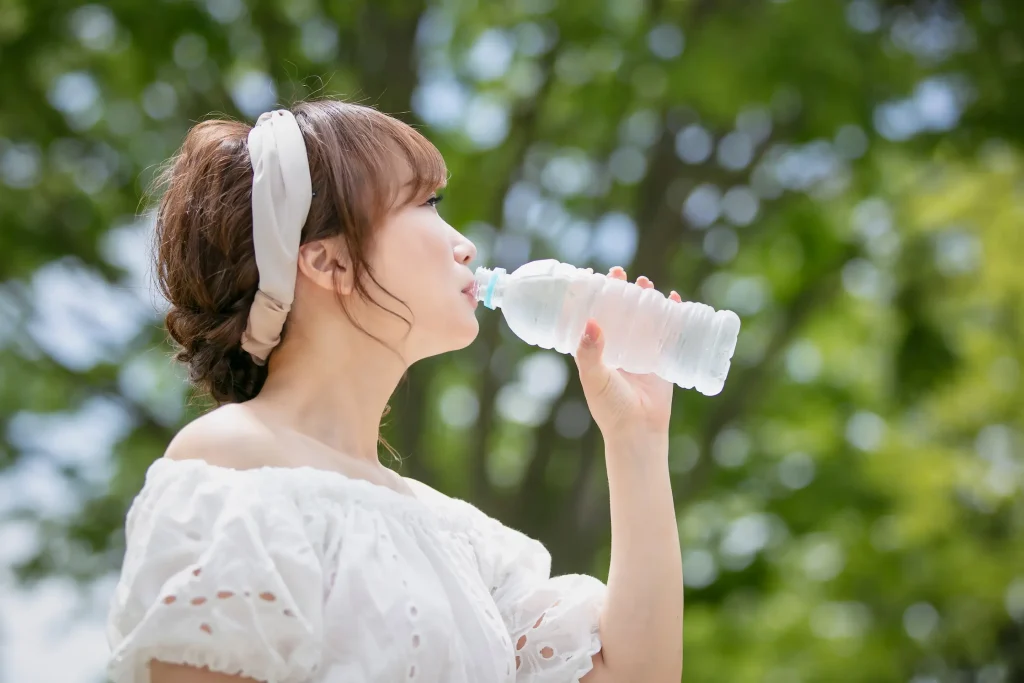 CBDドリンクを摂取する女性